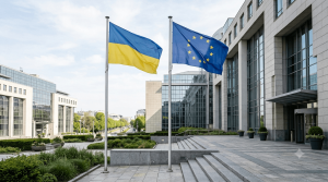 Прапори України та Європейського Союзу на тлі будівлі — ілюстрація до відкриття переговорів за Кластером 1 процесу вступу України до ЄС